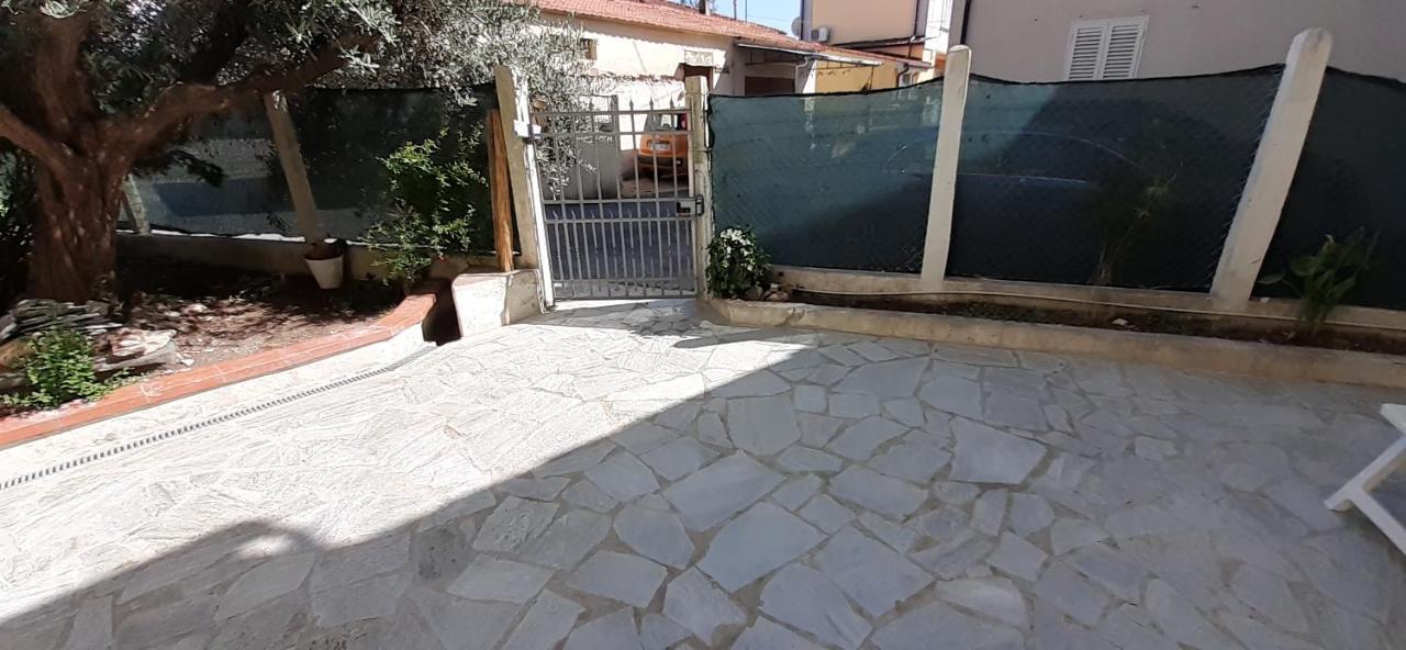 La Casa Gialla Del Ristoro Agricolo Vecchiano Exterior foto